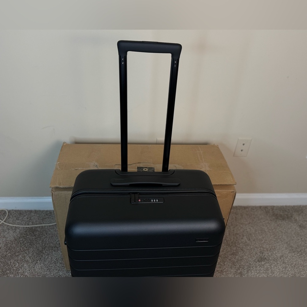 Away Medium Luggage - Picture 3 of 7